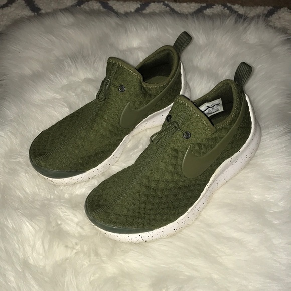 no lace tennis shoes